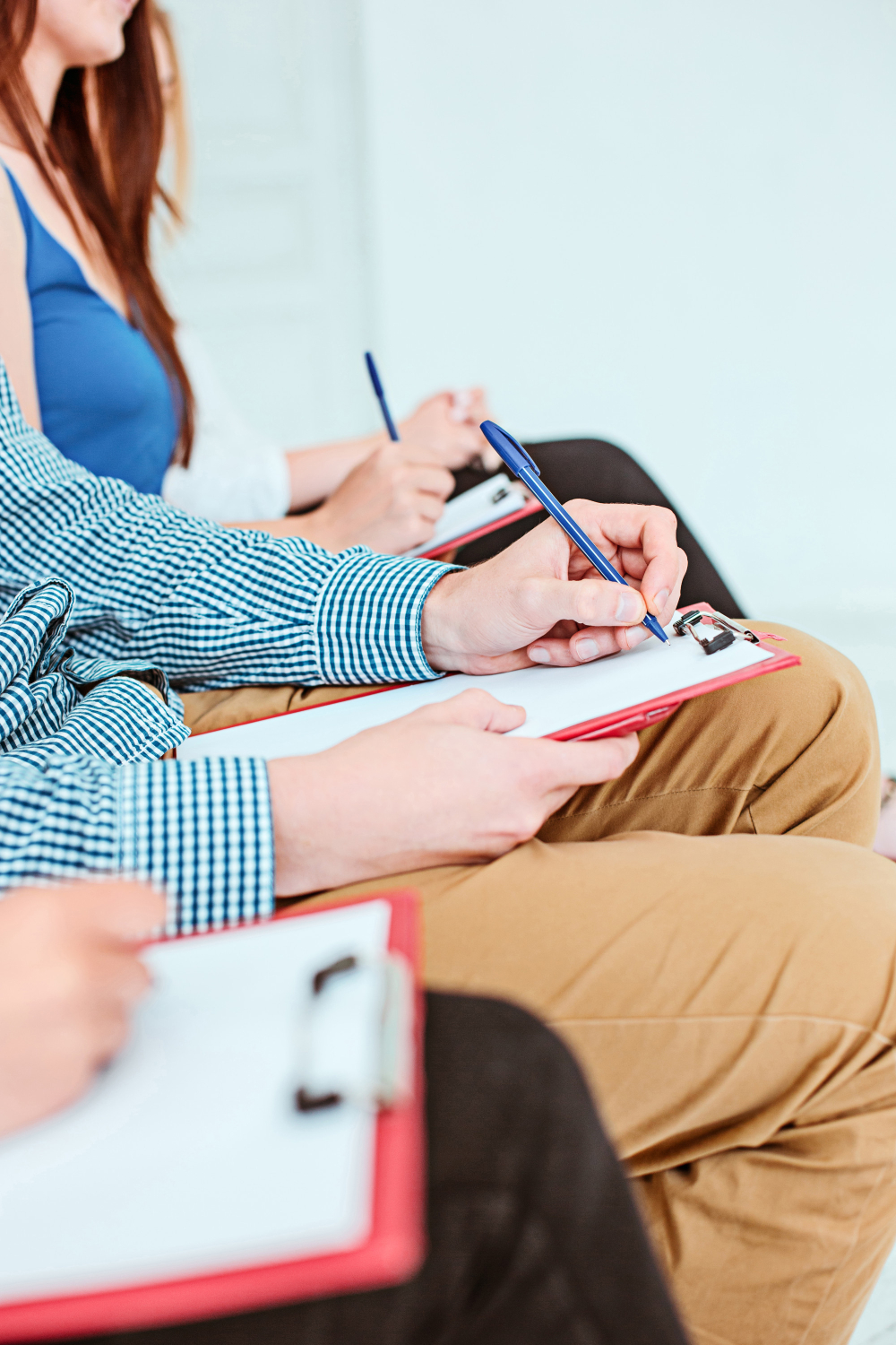 Personnes qui font des signes pour montrer qu'il y a un avantage